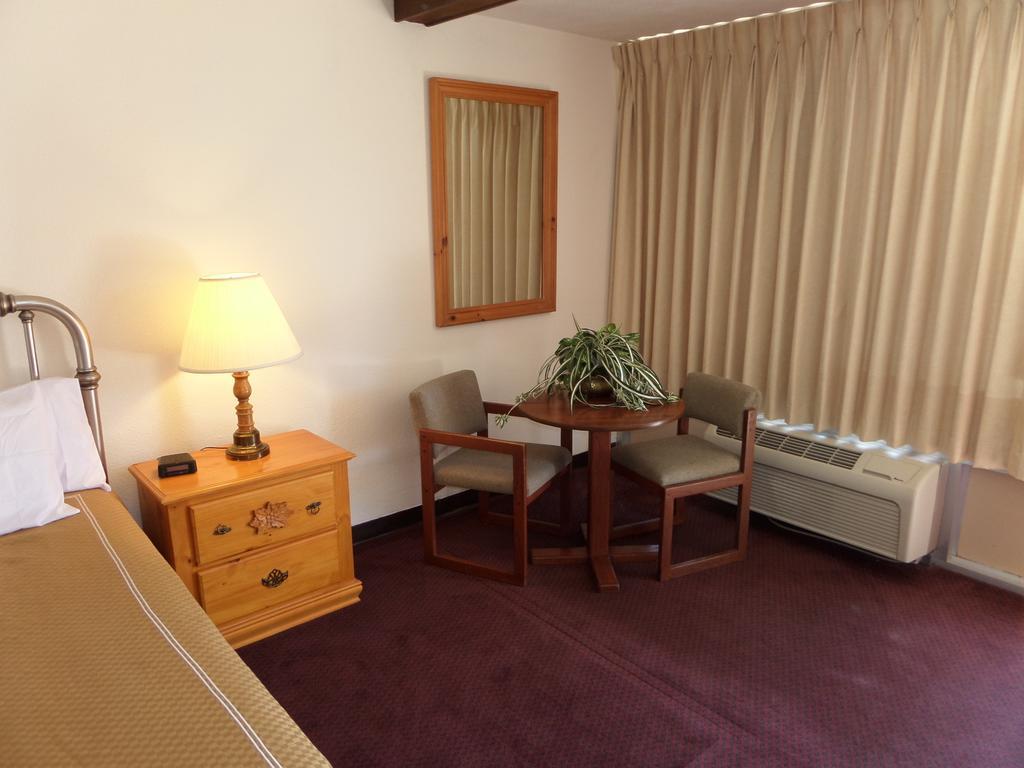 Passion Play Road Inn - Formerly Statue Road Inn Eureka Springs Room photo