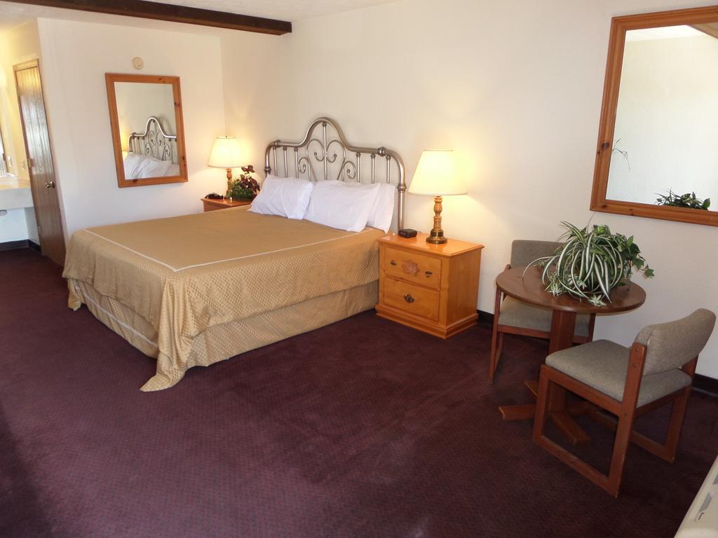 Passion Play Road Inn - Formerly Statue Road Inn Eureka Springs Room photo
