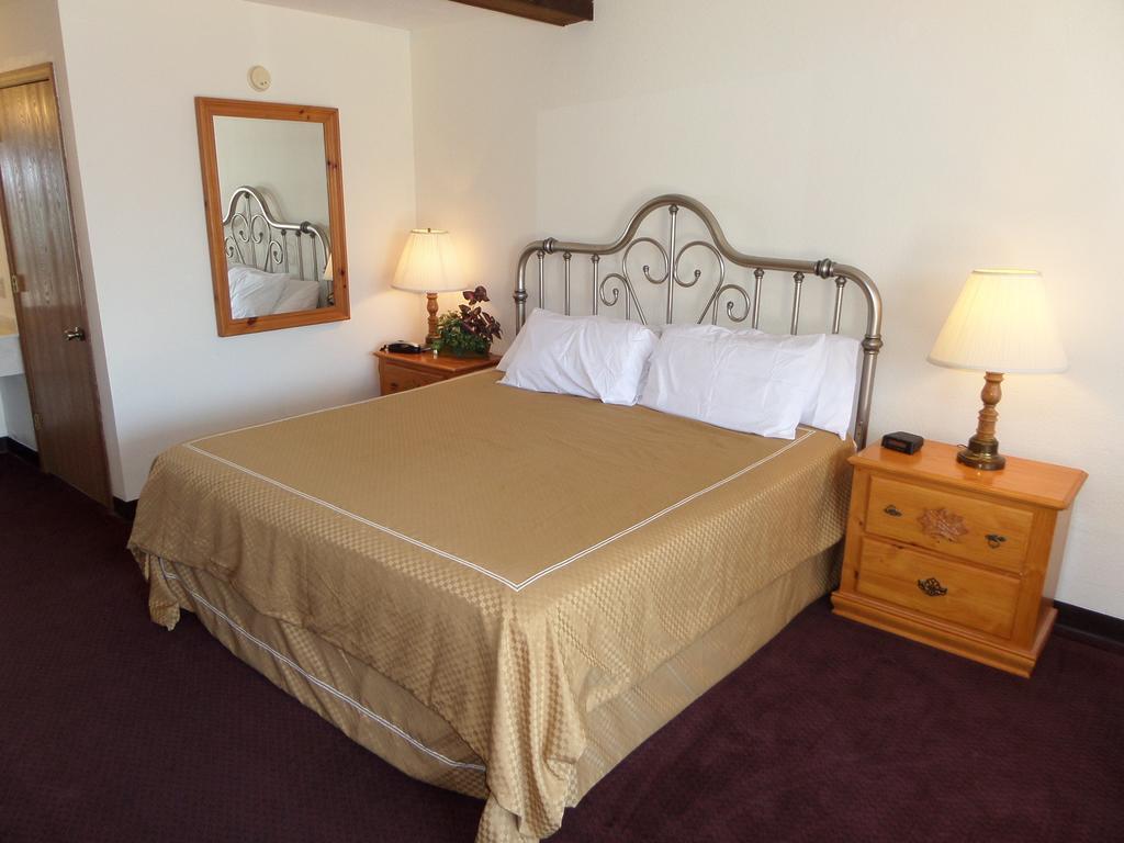 Passion Play Road Inn - Formerly Statue Road Inn Eureka Springs Room photo