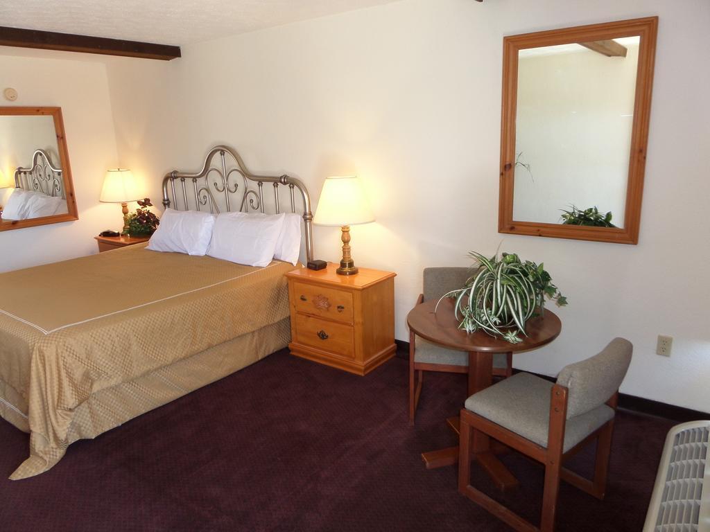 Passion Play Road Inn - Formerly Statue Road Inn Eureka Springs Room photo